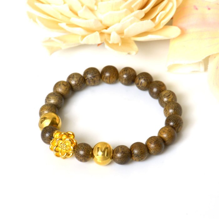 Hình ảnh Vòng Tay MB9004 Trầm Hương Với Charm Mạ Vàng