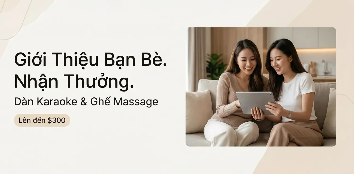 Banner Tittac về chương trình giới thiệu bạn bè, hai phụ nữ ngồi xem máy tính bảng cùng dòng chữ nhận thưởng đến $300 cho dàn karaoke và ghế massage
