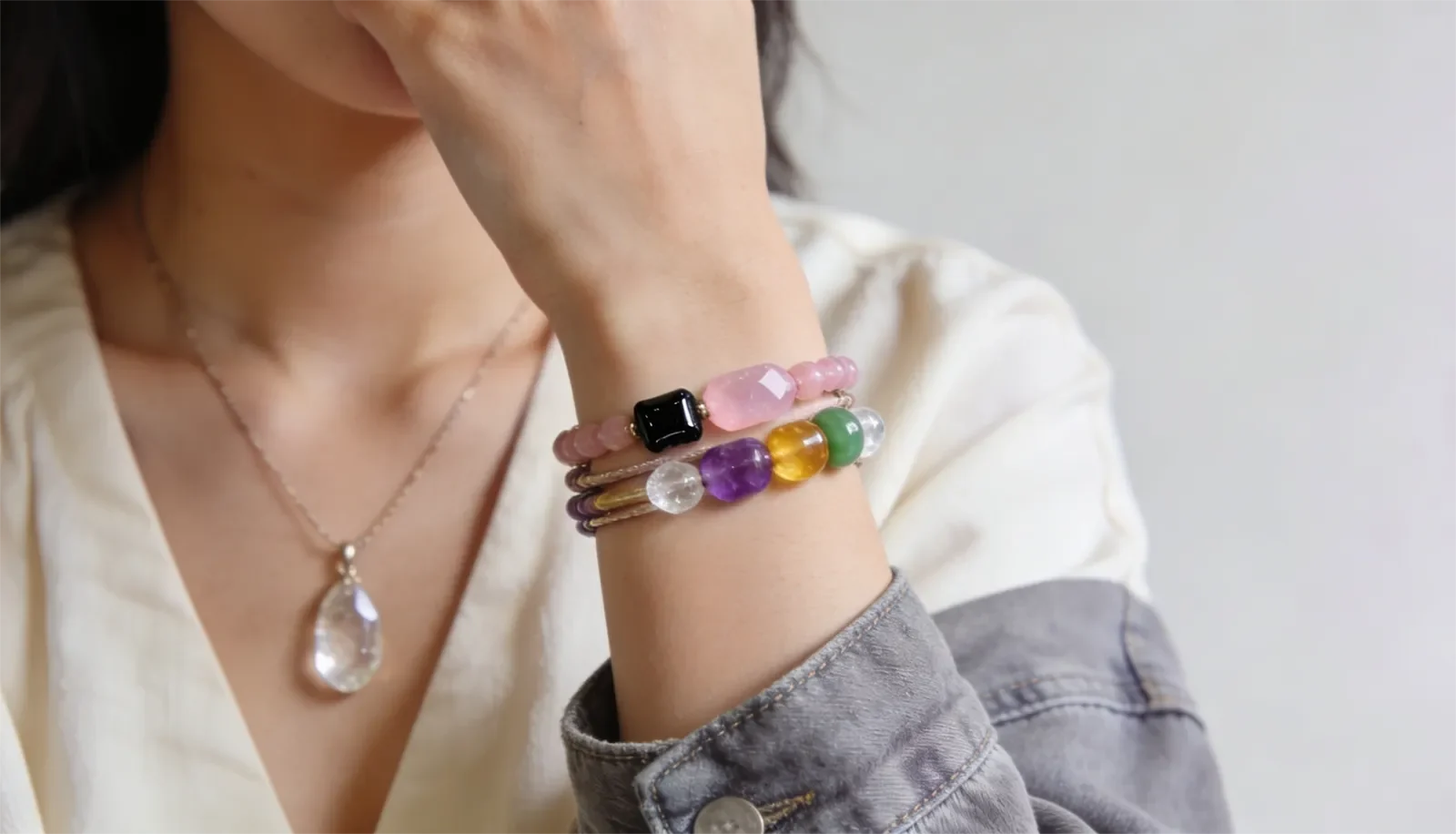 Người đeo trang sức đá phong thủy nhiều màu với trang phục trung tính hằng ngày