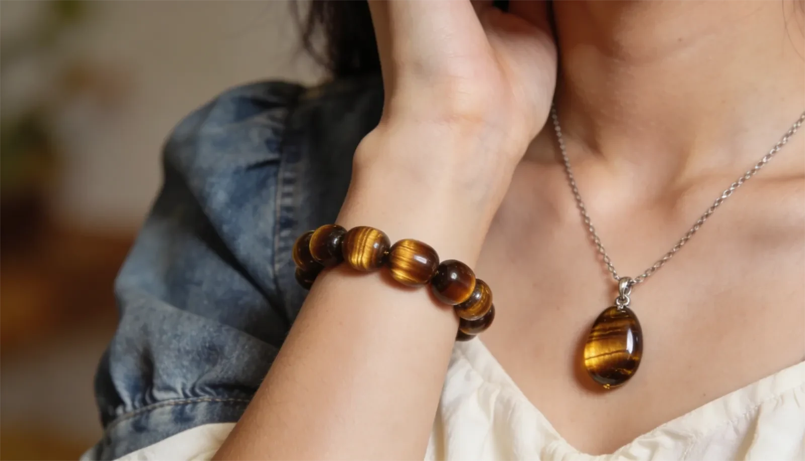 Người đeo trang sức đá mắt hổ với trang phục trung tính hằng ngày