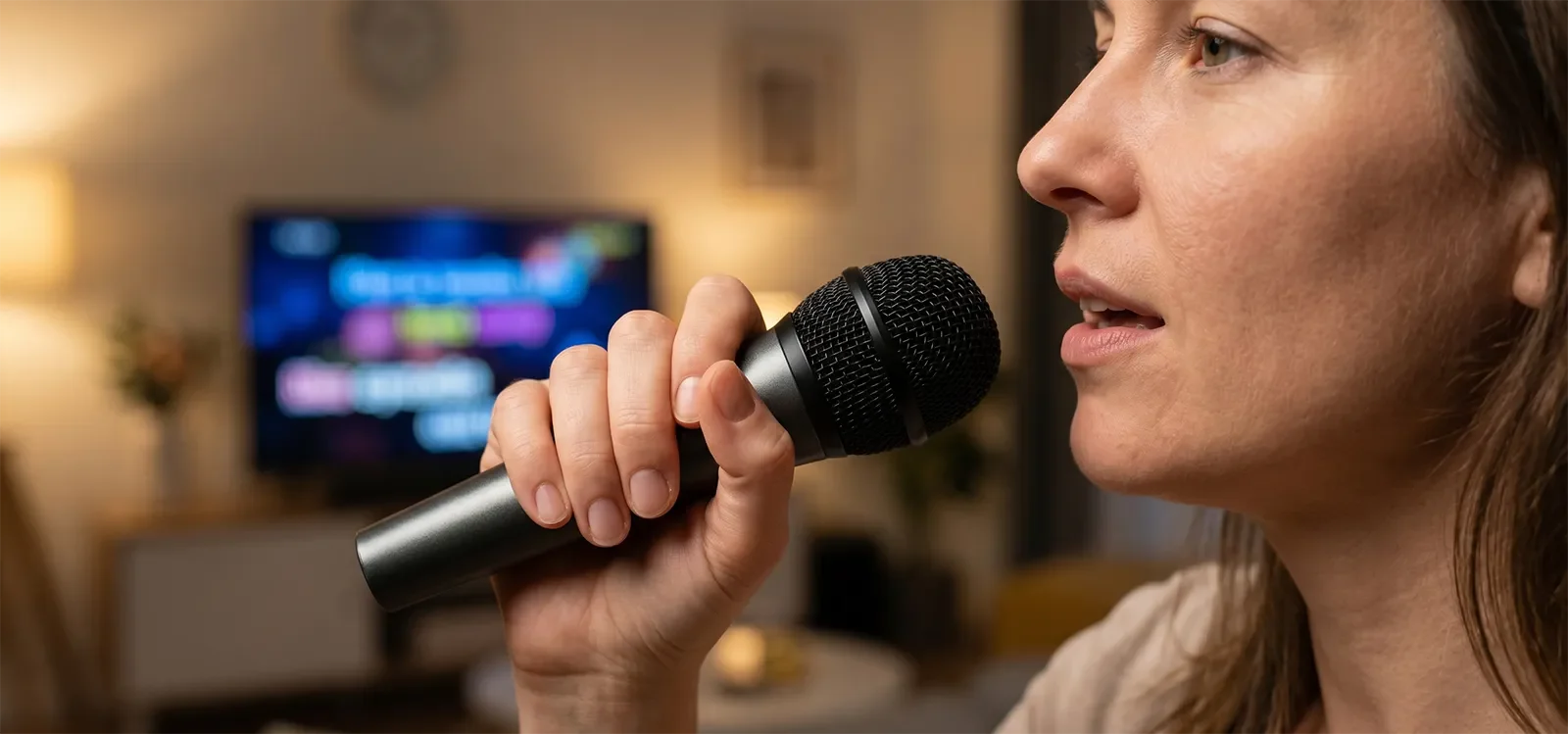 Người hát karaoke tại nhà cầm micro đúng khoảng cách và hơi lệch góc để giọng rõ hơn