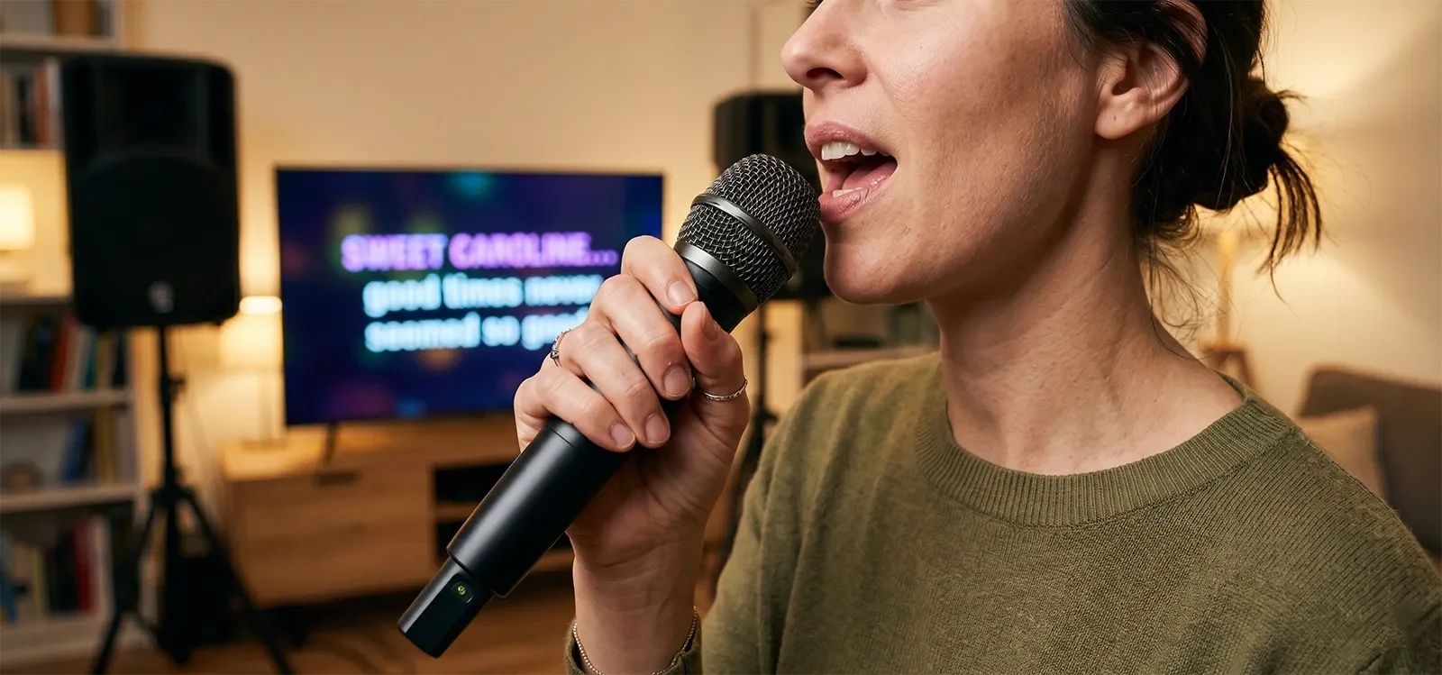 Cận cảnh micro karaoke cầm gần miệng nhưng hơi lệch trục làm màu giọng thay đổi