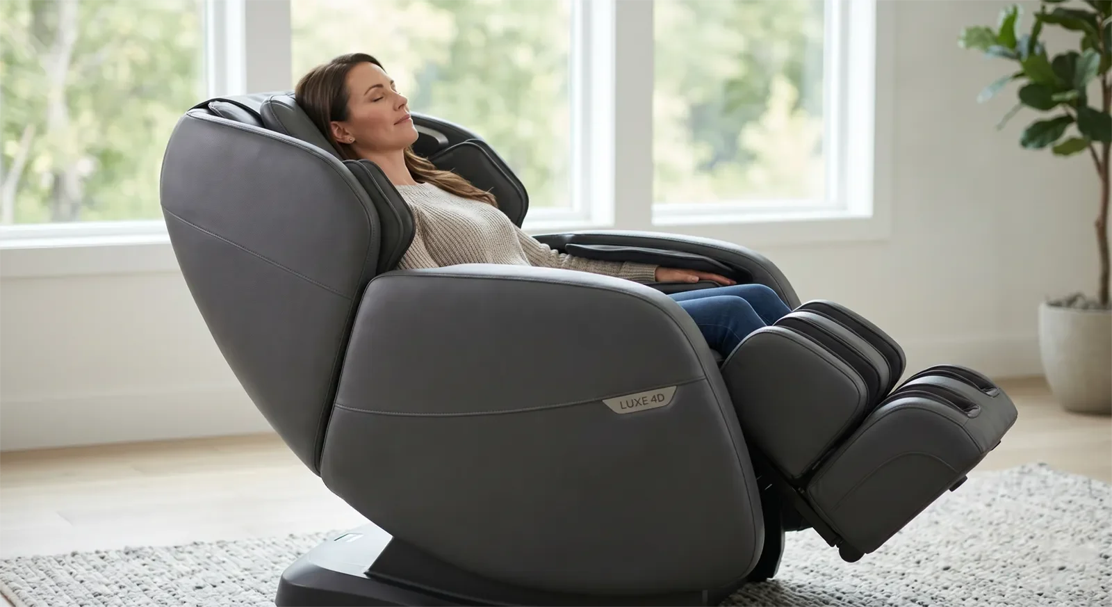 Người dùng ngồi trong ghế massage 4D với độ fit cơ thể và đường ray phù hợp