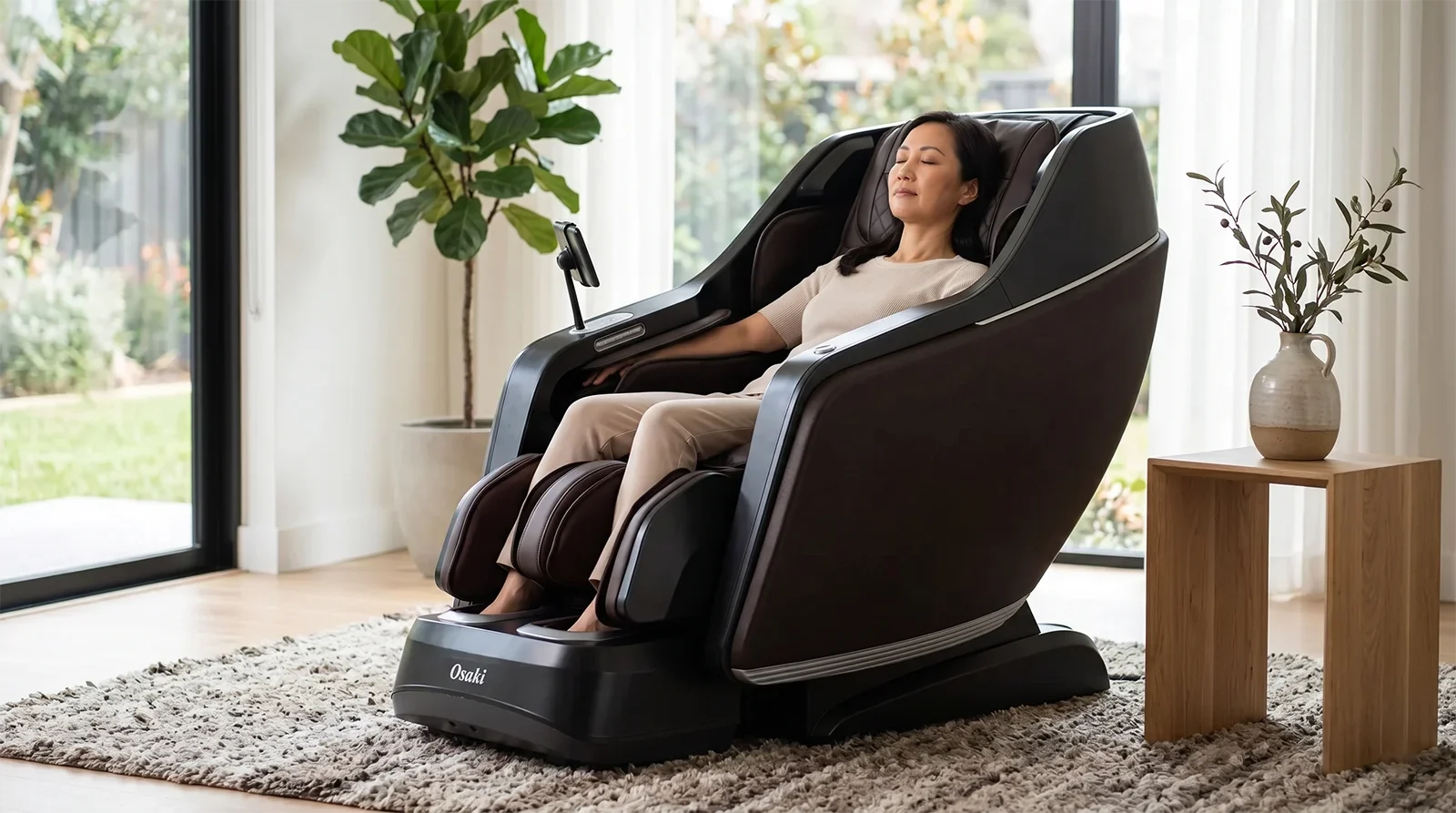 Người ngồi thư giãn trên ghế massage Osaki JP-Nexus 4D trong phòng khách cao cấp