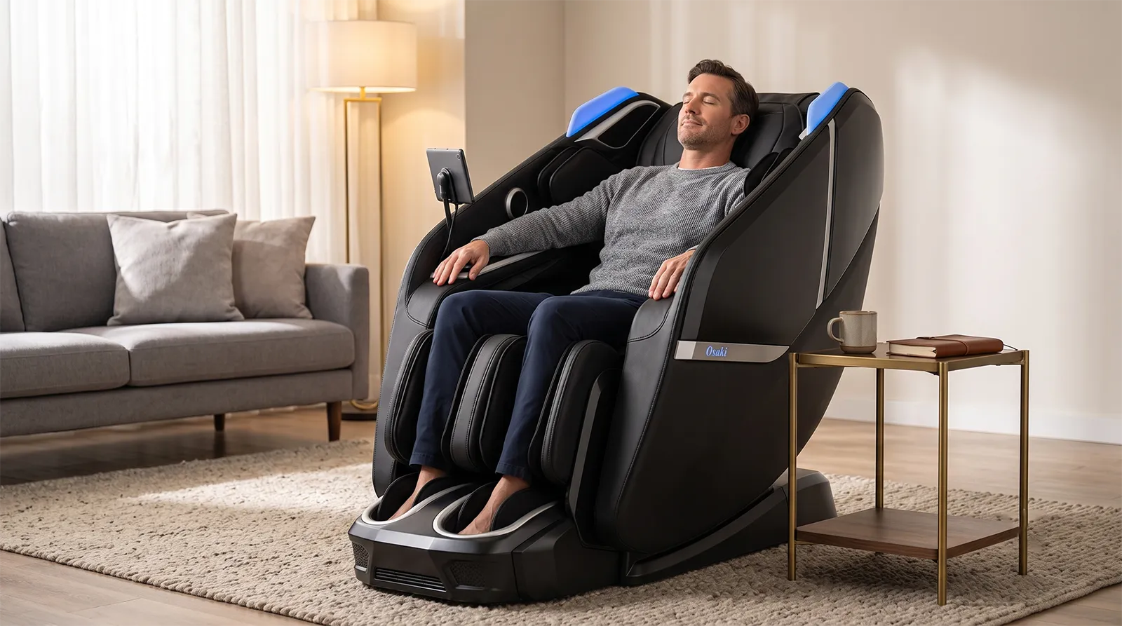 Người Mỹ ngồi thư giãn trên ghế massage Osaki 4D Zion trong phòng khách hiện đại cao cấp