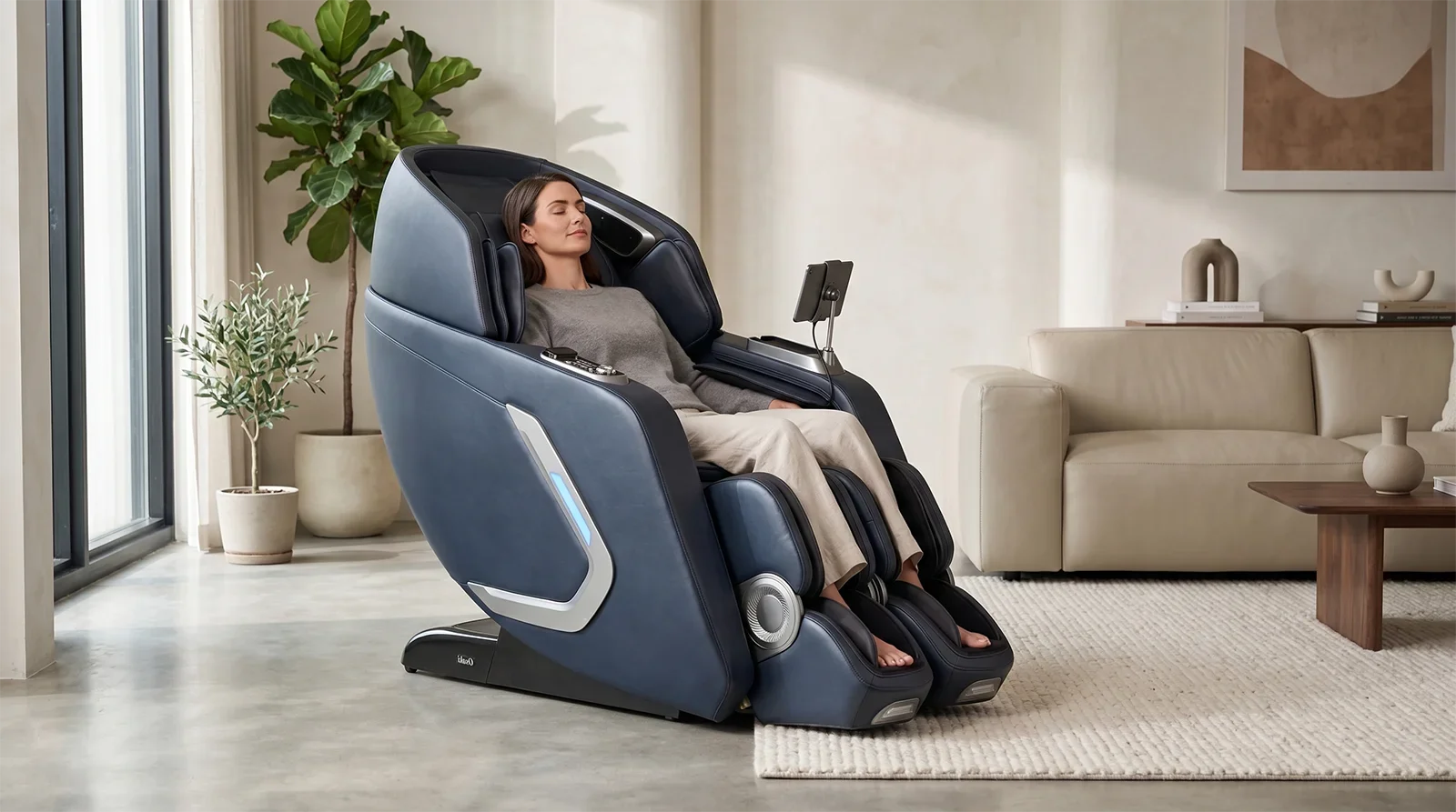Người dùng thư giãn trên ghế massage Osaki Bravo Duo Flex 4D+3D trong phòng khách cao cấp hiện đại