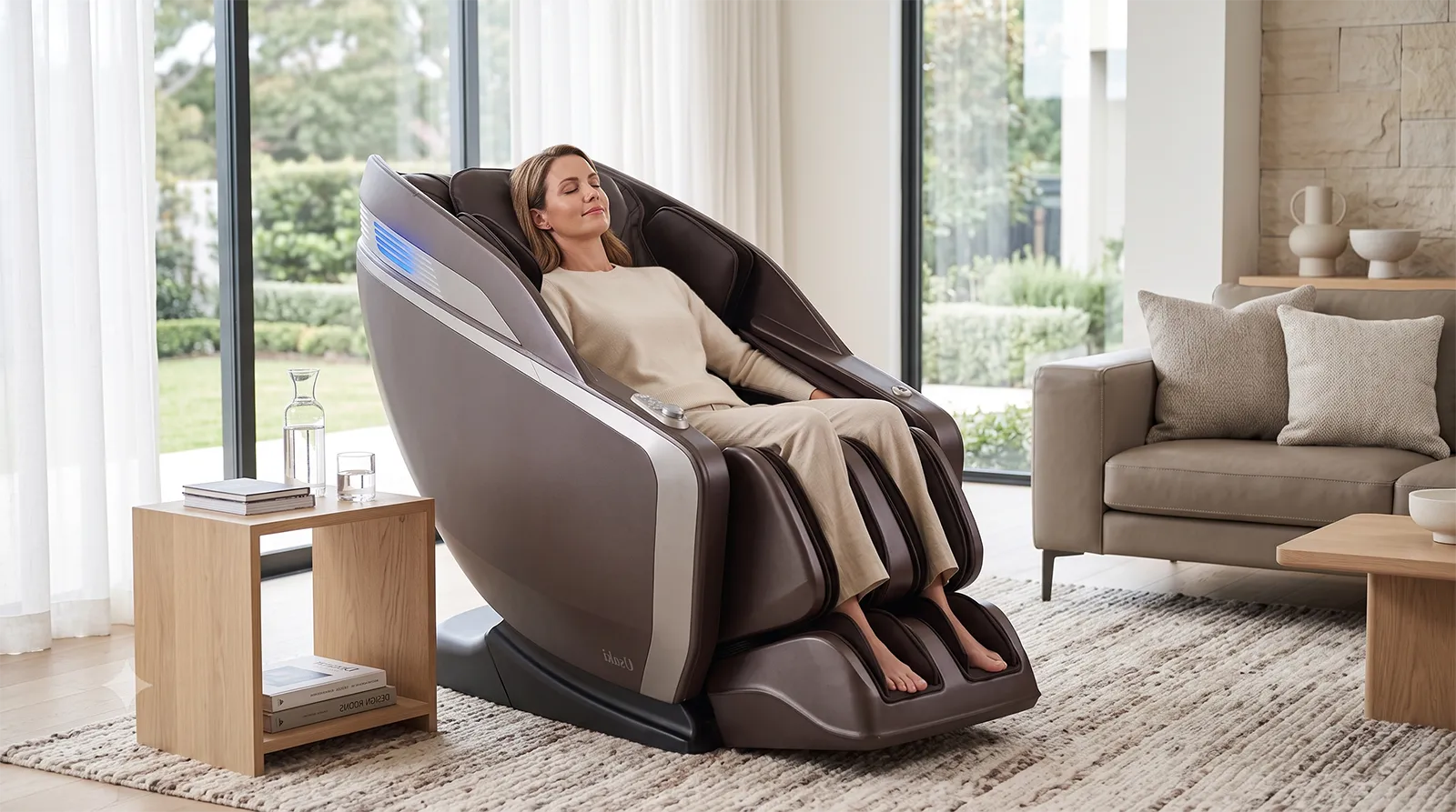 Người Mỹ ngồi thư giãn trên ghế massage Osaki AI Monarch LE trong phòng khách hiện đại cao cấp