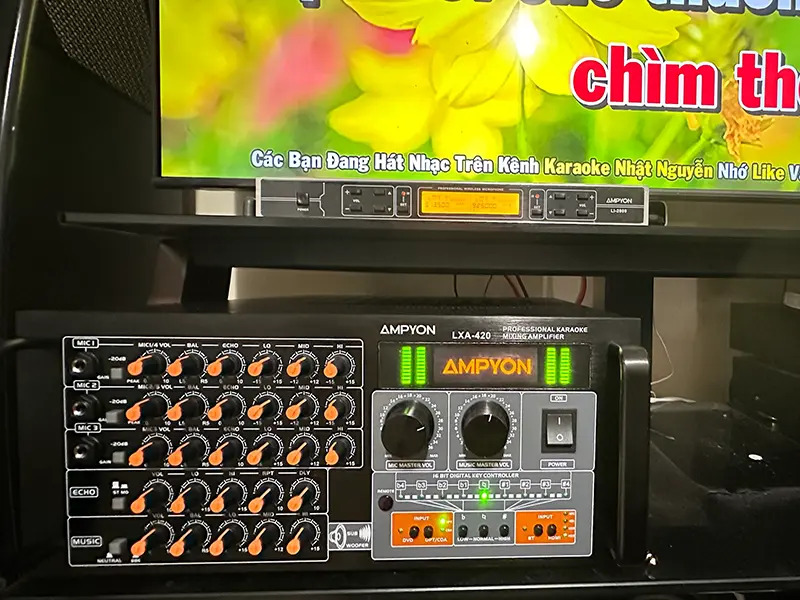Hình dàn karaoke Ampyon do khách hàng Yen Bui đăng trong Google Review