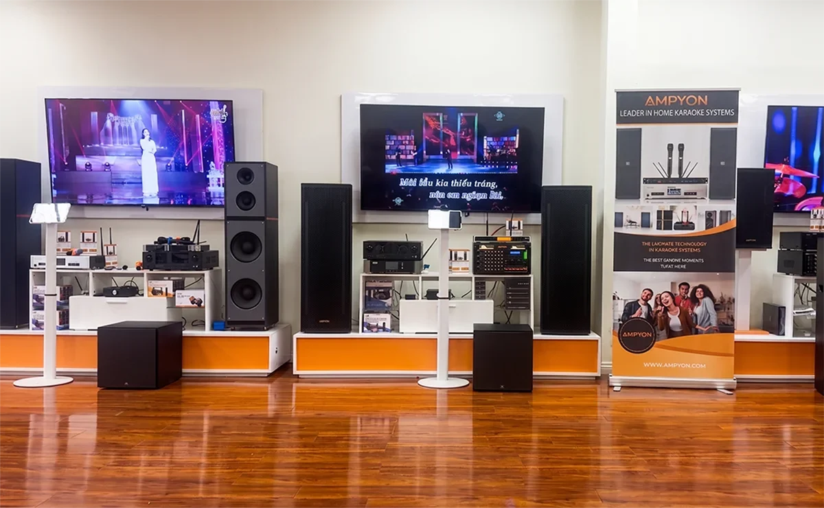 Dàn karaoke trưng bày tại showroom Tittac với loa, ampli, micro và màn hình