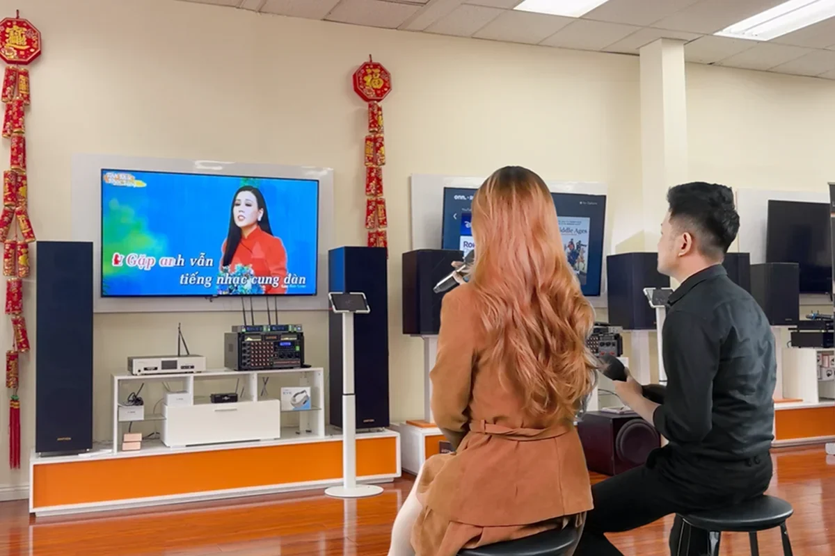 Khách đang nghe thử và so sánh dàn karaoke tại showroom Tittac