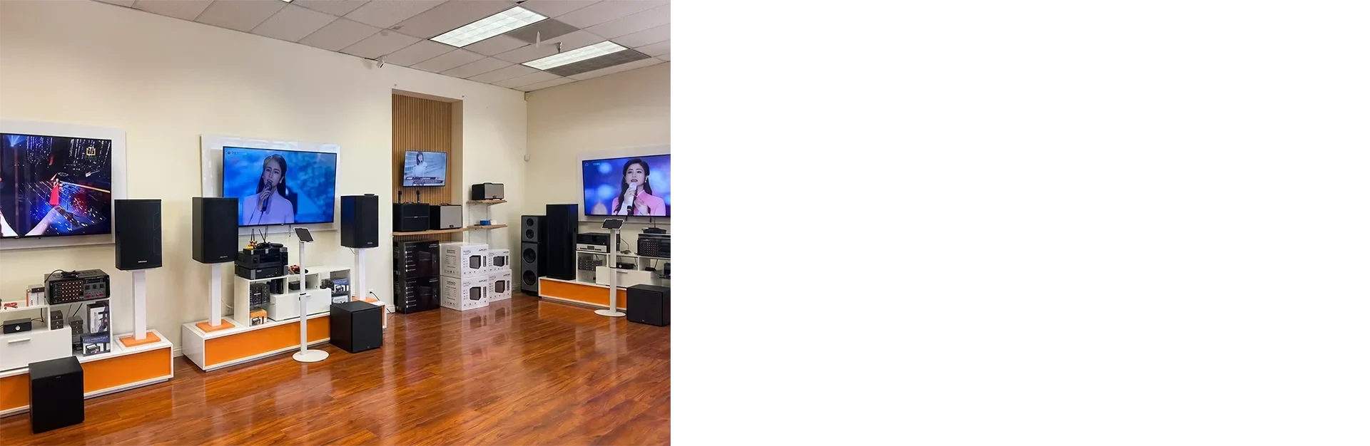 Showroom karaoke Tittac với loa, ampli, micro và màn hình để khách so sánh trực tiếp